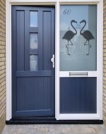 Raamfolie voordeur flamingos, naam en huisnummer